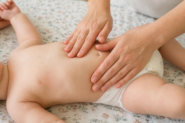 Alivia el estreñimiento de tu hijo con fisioterapia pediátrica en Bueu - Imagen 1