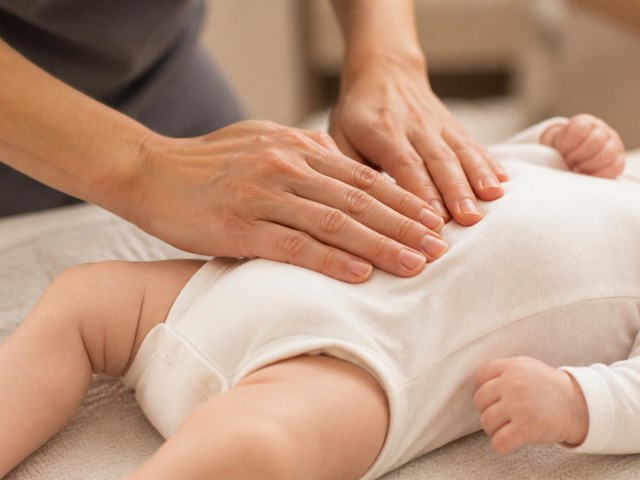 Alivia el malestar de tu bebé con fisioterapia para cólicos del lactante en Bueu