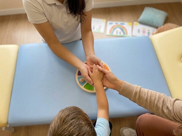 Ayuda a tu hijo a respirar mejor con fisioterapia respiratoria pediátrica en Bueu - Imagen 1