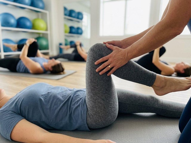 Corrige tu postura con pilates terapéutico en grupos reducidos en Bueu - Imagen 1