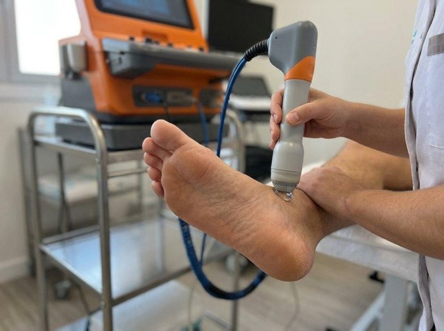 Recupera movilidad: ondas de choque para tendinopatías y fascitis plantar en Bueu - Imagen 1