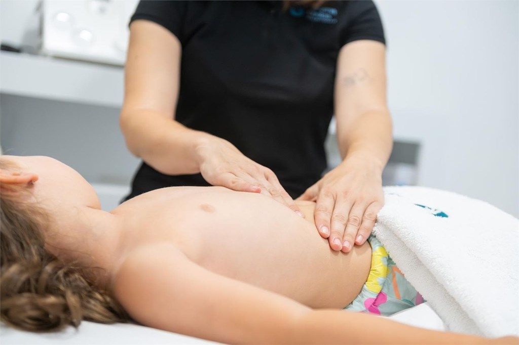 ¿Se pueden aliviar los cólicos del lactante con la fisioterapia pediátrica?